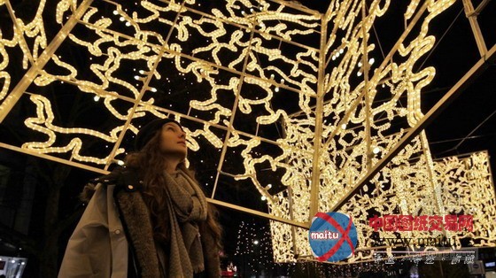 Brut Deluxe设计的柏林圣诞彩灯