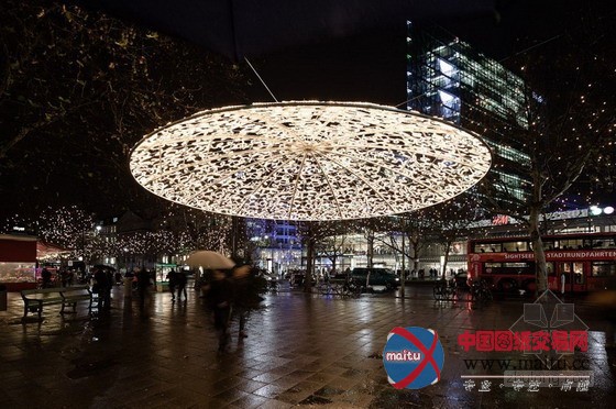 Brut Deluxe设计的柏林圣诞彩灯