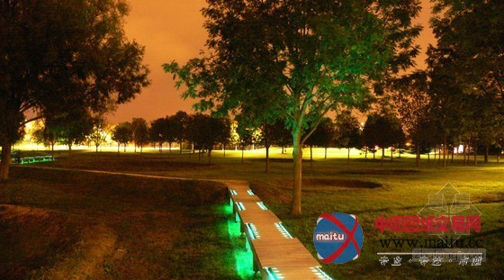 BASE工作室设计的法国里昂Meadows公园