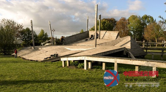 BASE工作室设计的法国里昂Meadows公园