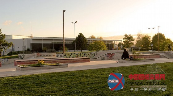 BASE工作室设计的法国里昂Meadows公园