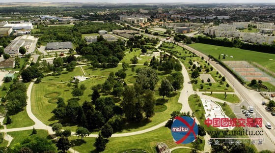 BASE工作室设计的法国里昂Meadows公园