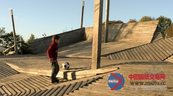 BASE工作室设计的法国里昂Meadows公园