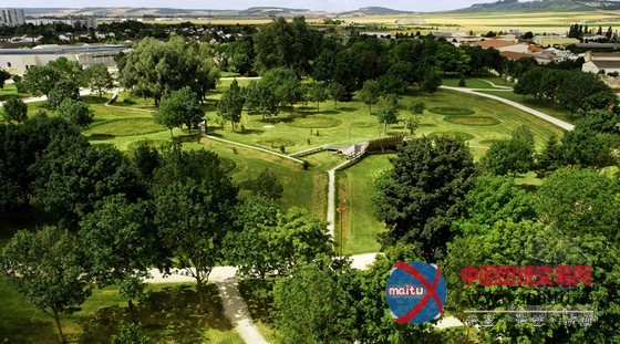 BASE工作室设计的法国里昂Meadows公园