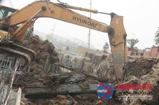 南京工地挖出一米长宝剑 能弯曲能割断电缆皮