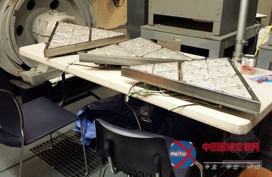 32000多盏LED灯水晶球照亮纽约时代广场