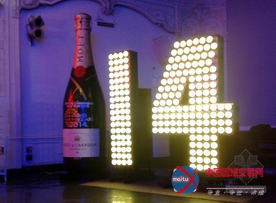 32000多盏LED灯水晶球照亮纽约时代广场