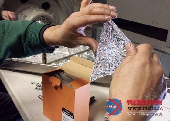 32000多盏LED灯水晶球照亮纽约时代广场