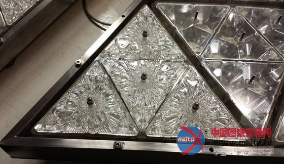 32000多盏LED灯水晶球照亮纽约时代广场