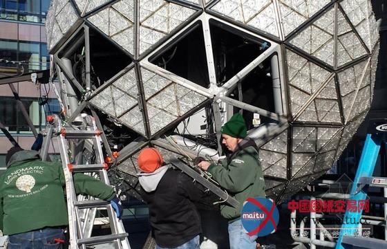 32000多盏LED灯水晶球照亮纽约时代广场