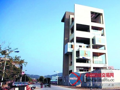 村民自建“抽屉楼”透明楼梯 网友称“国际范”