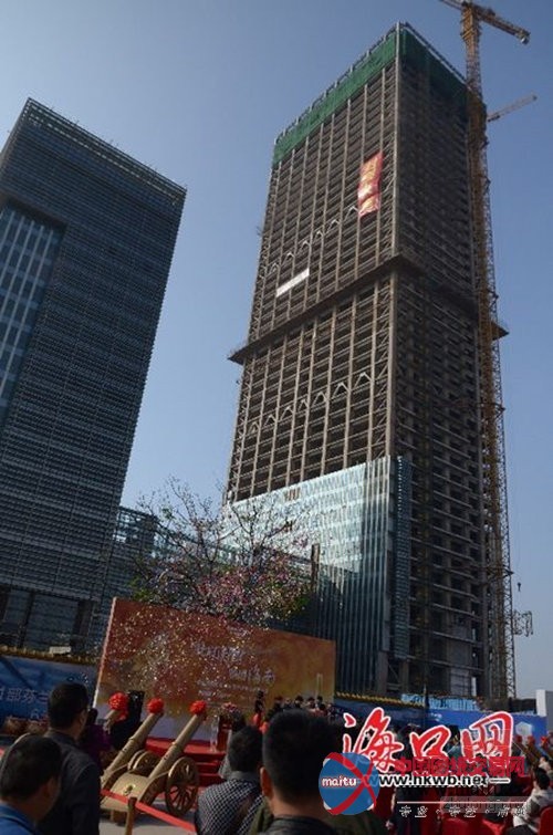 海南第一高楼封顶高199米 顶楼可360度俯瞰海口