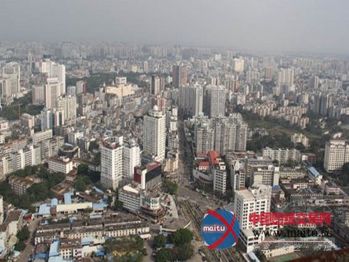 海南第一高楼封顶高199米 顶楼可360度俯瞰海口