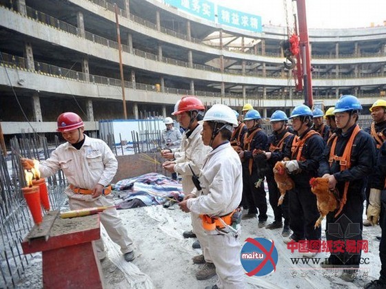 华中在建“世界第三高楼”首根钢柱吊装 绑活鸡祭祀