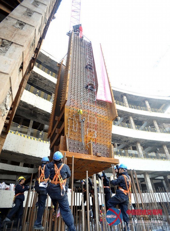 华中在建“世界第三高楼”首根钢柱吊装 绑活鸡祭祀