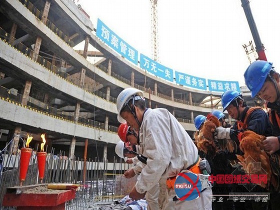 华中在建“世界第三高楼”首根钢柱吊装 绑活鸡祭祀