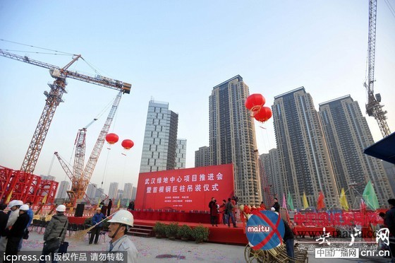 华中在建第一高楼首根70吨钢巨柱吊装