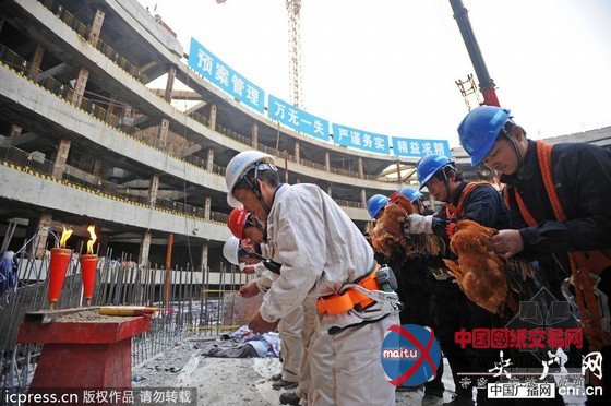 华中在建第一高楼首根70吨钢巨柱吊装