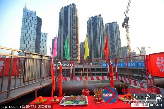 华中在建第一高楼首根70吨钢巨柱吊装