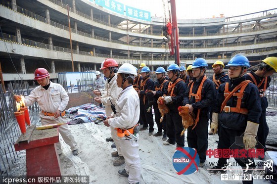 华中在建第一高楼首根70吨钢巨柱吊装