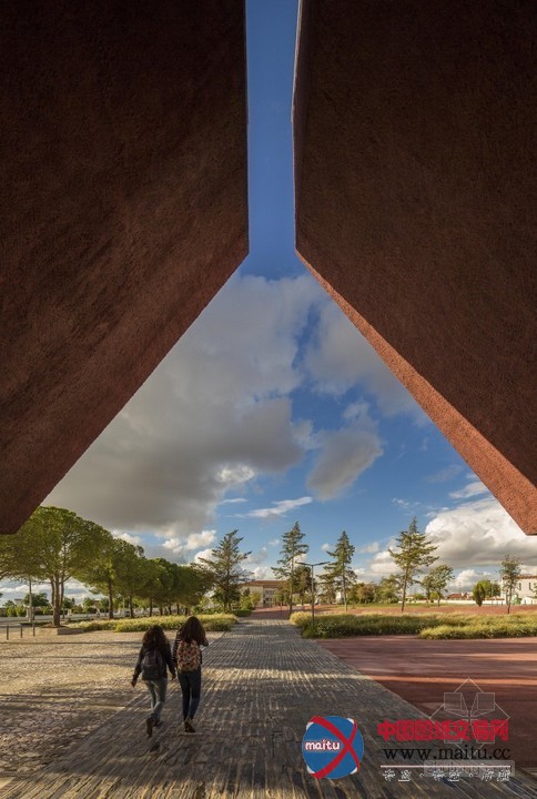 Oficina Ideias em Linha等设计的葡萄牙Atoleiros之战解读中心