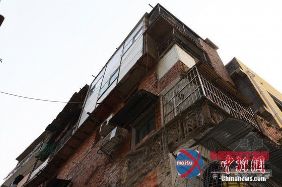 南宁现“积木楼” 网友称“最牛违建楼房”