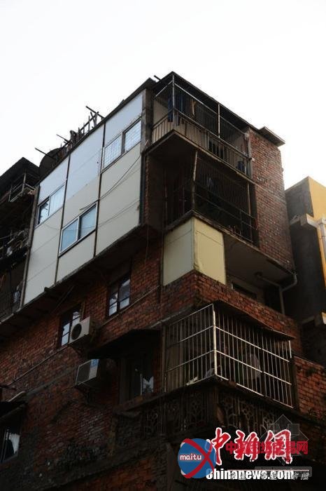 南宁现“积木楼” 网友称“最牛违建楼房”