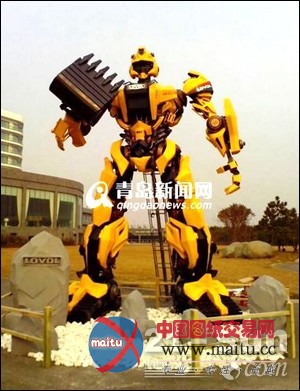 雷沃挖掘机版变形金刚现青岛 手持铁铲拉风