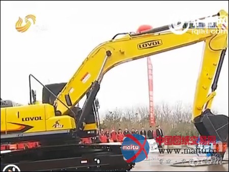 雷沃挖机高难动作展优越性能 赢亿元订单