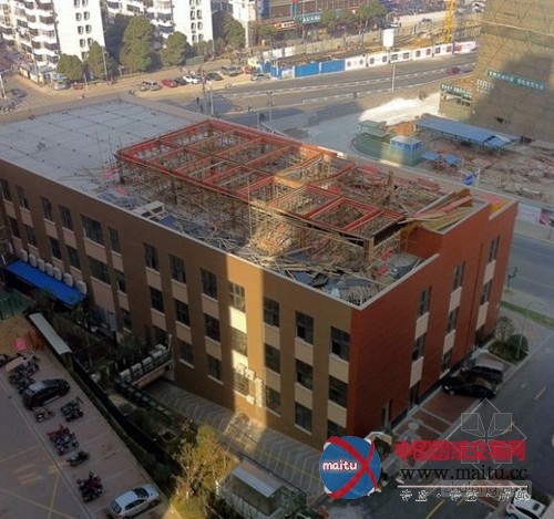 闹市区楼顶违建使用钢混结构建造 十分罕见