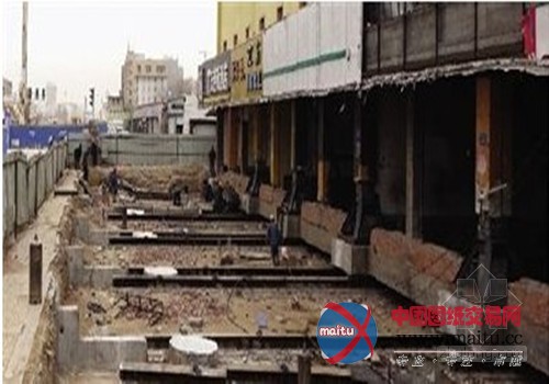 郑州大楼给高架让位 斥资200万元平移搬家7.8米