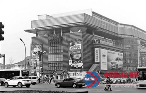 北京秀水街大厦楼顶“长”到了地上八层?