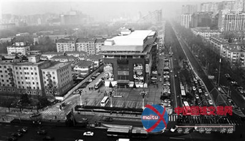 北京秀水街大厦楼顶“长”到了地上八层?