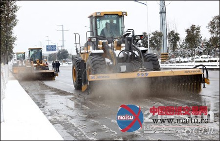 徐工新研制S系列除雪装置 机械除雪给力