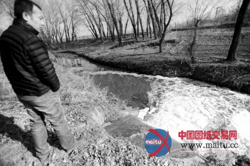 呛人的“七色河” 每天上千吨废水排出