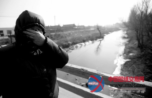 呛人的“七色河” 每天上千吨废水排出