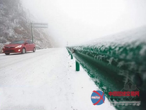 广西低温降雪冰封道路119条公路交通中断