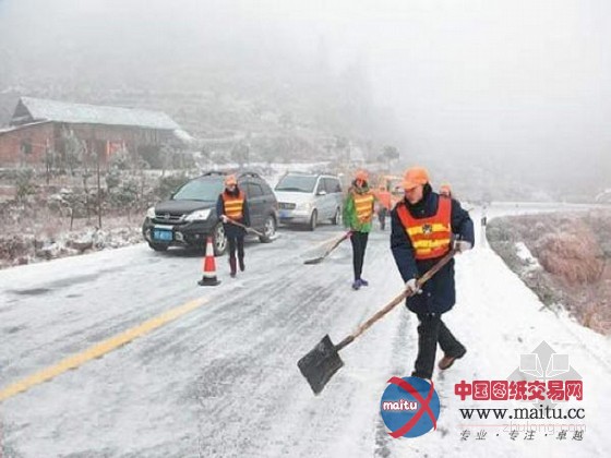 广西低温降雪冰封道路119条公路交通中断