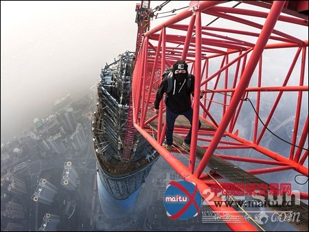 攀高狂人翻入上海中心工地 登上楼顶起重机