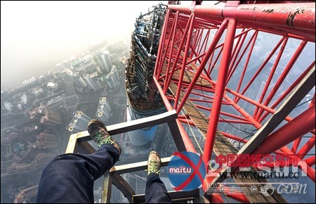 攀高狂人翻入上海中心工地 登上楼顶起重机