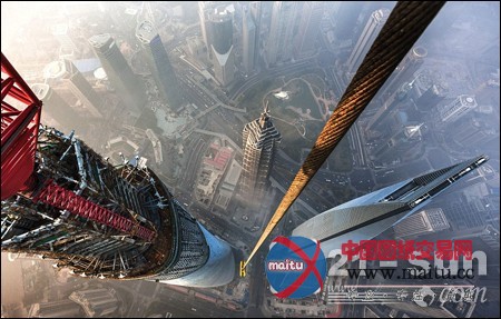 攀高狂人翻入上海中心工地 登上楼顶起重机