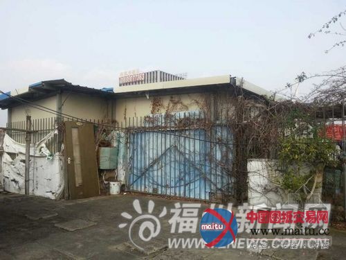 万里小区顶层现百平方违建 天台改建成“私人院落”