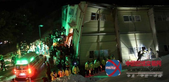 韩国一度假村讲坛坍塌 致9人身亡80人被埋