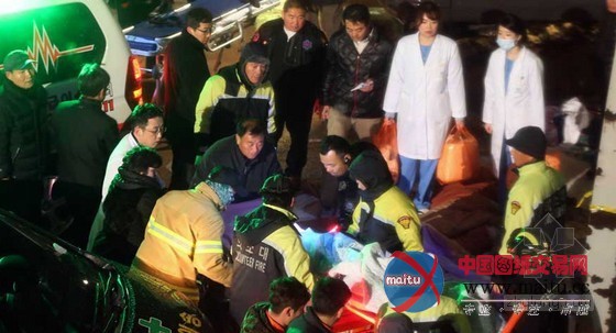 韩国一度假村讲坛坍塌 致9人身亡80人被埋