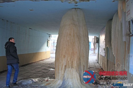 吉林一小区漏水 门洞内冻出3米高巨型冰柱