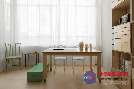 布局巧妙!20㎡公寓改造的多功能工作室设计