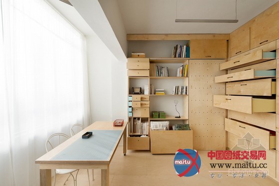 布局巧妙!20㎡公寓改造的多功能工作室设计