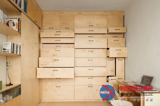 布局巧妙!20㎡公寓改造的多功能工作室设计