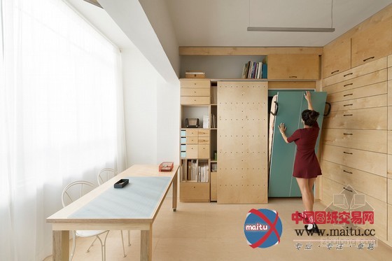布局巧妙!20㎡公寓改造的多功能工作室设计