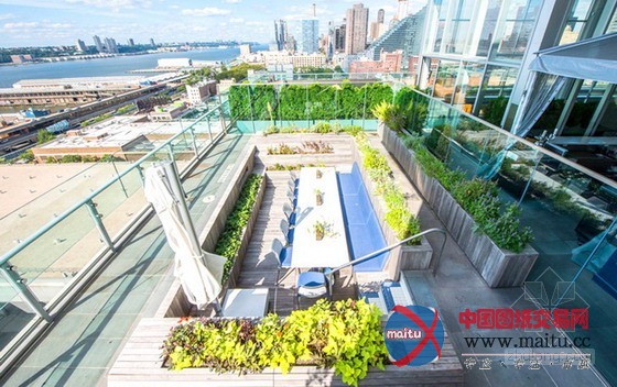 屋顶水池改造的农场餐厅